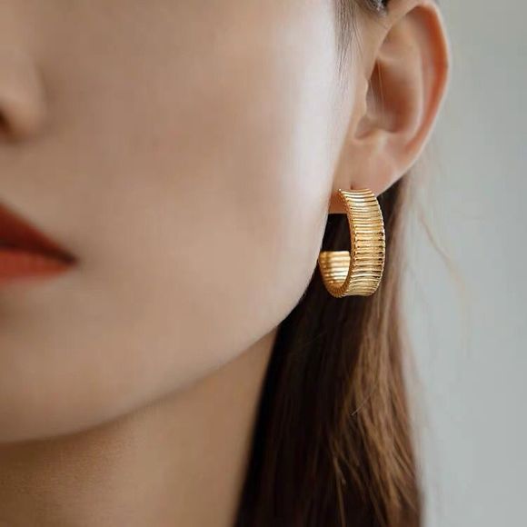 18K Gold Plated Minimalistic Bold Striped 3D C Hoops Earrings - Picture 8 of 9